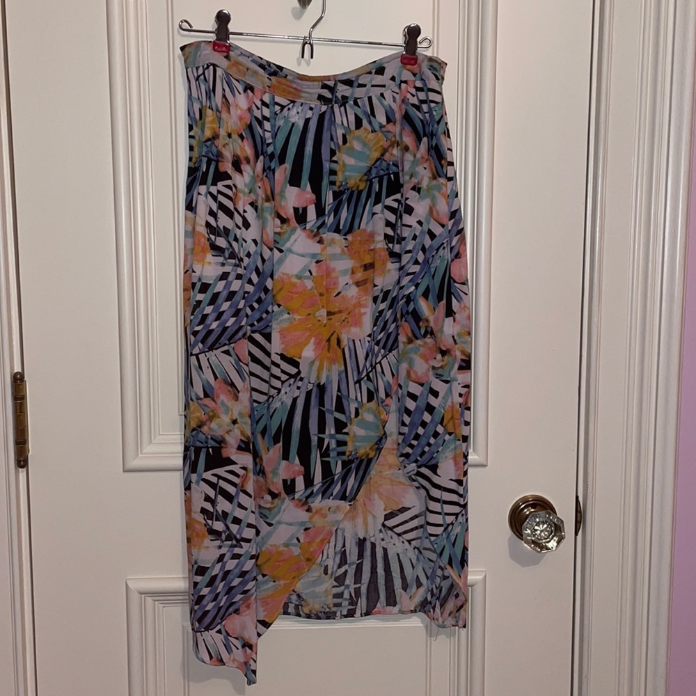 Floral midi skirt with side slit